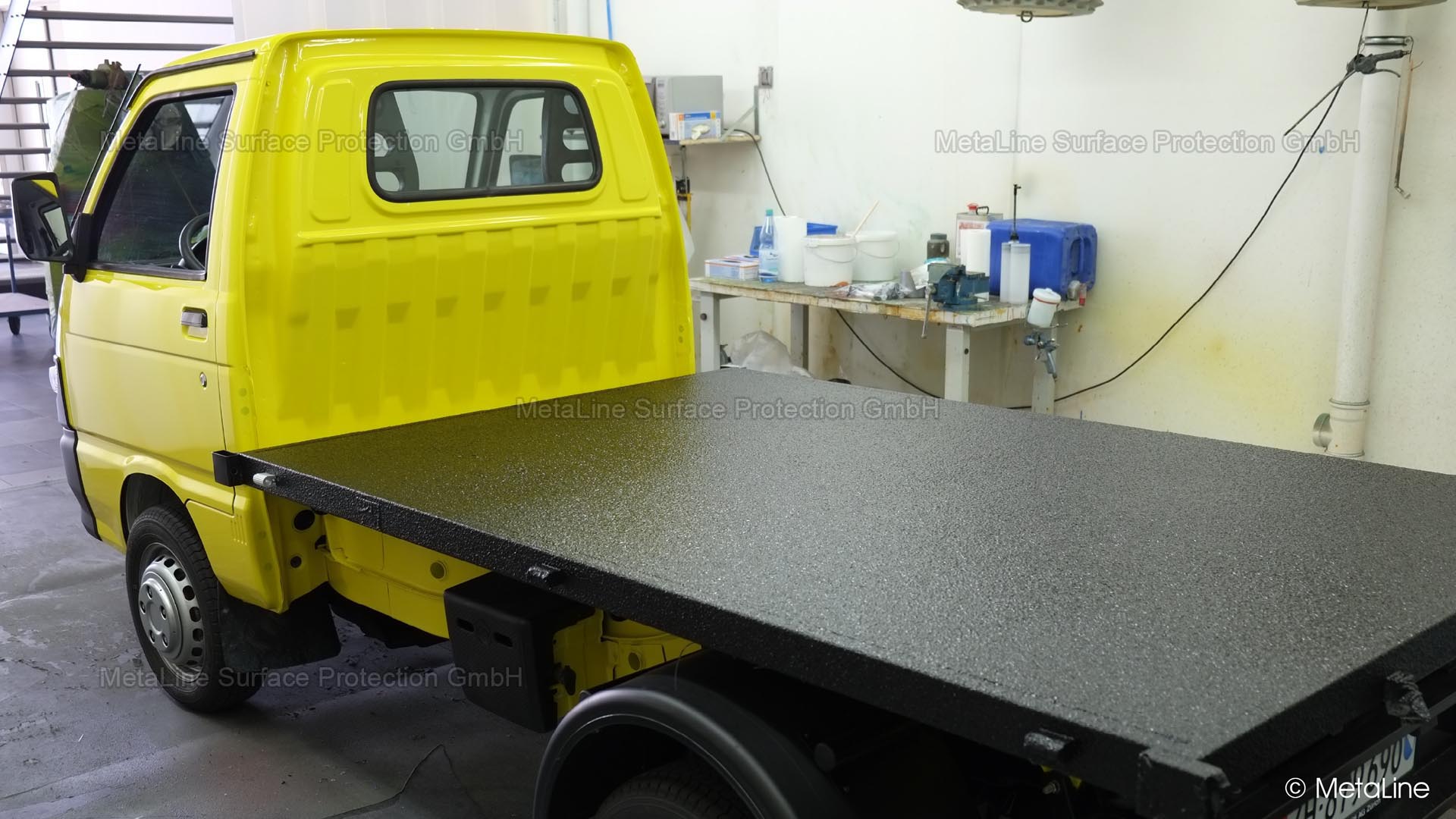Rivestimento della piattaforma del camion - MetaLine 795 come rivestimento antiscivolo per veicoli ribaltabili. In questo caso, il rivestimento di un piccolo veicolo municipale è ulteriormente strutturato su richiesta del cliente. Disponibile in 7 diversi colori di base, lisci o granulati, in uno spessore variabile che si adatta individualmente alla capacità di carico del veicolo!
