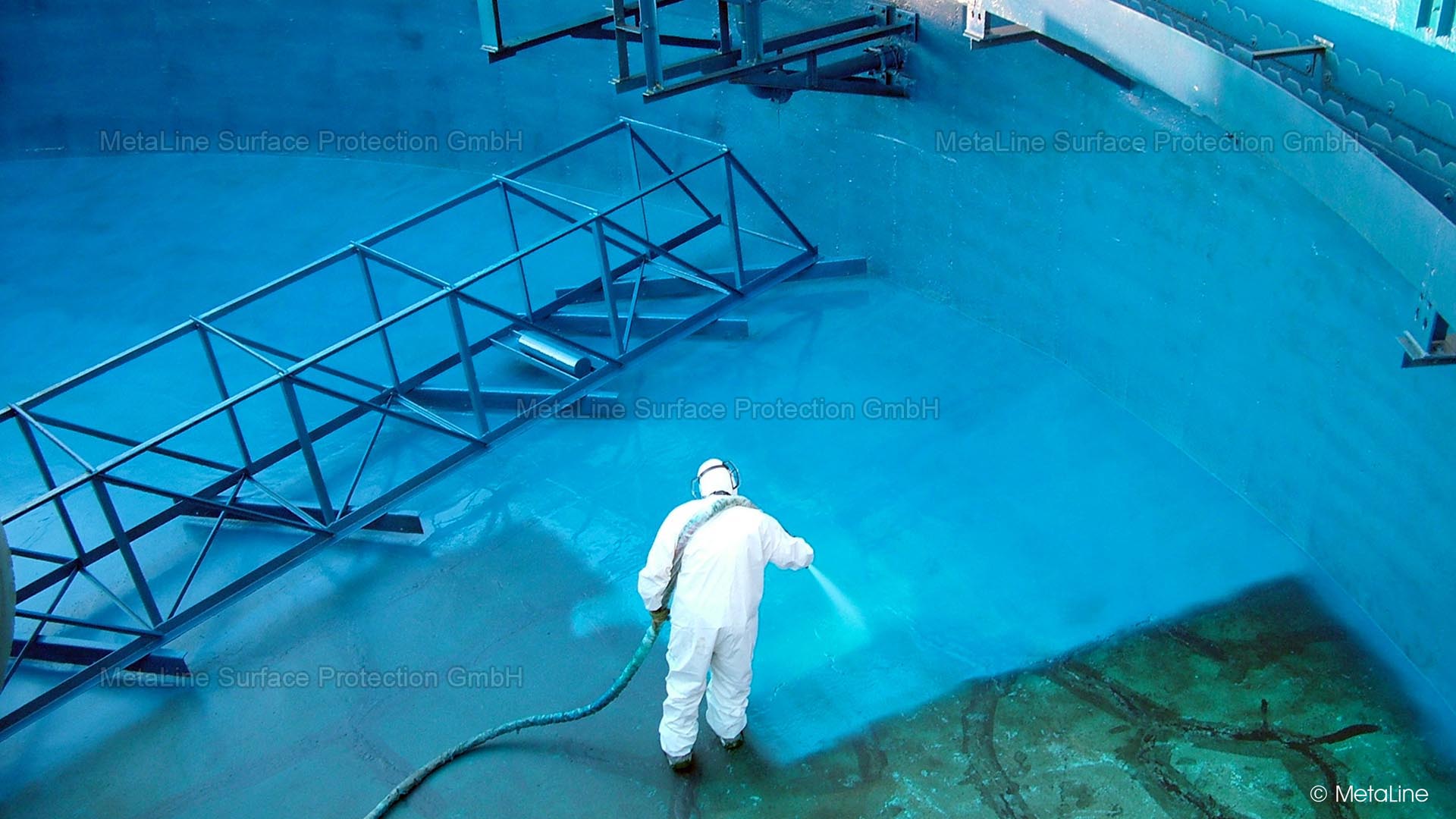 Облицовка - 2-миллиметровое покрытие MetaLine 785 обеспечивает водонепроницаемость, защиту от атмосферных воздействий и постоянную эластичность. Для бетонных поверхностей нет ничего важнее, чем способность уступать движениям основания . . .