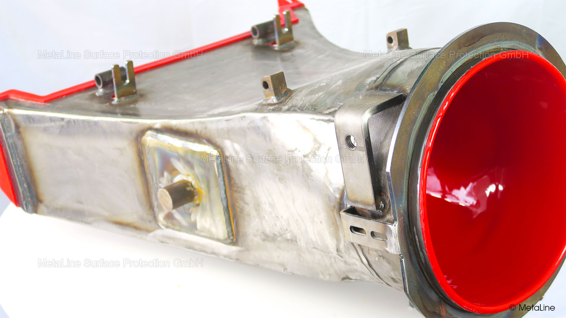 Suction excavator wear protection - MetaLine 785 with a coating thickness of 10 mm (400 mils) protects this suction pipe of a street cleaning vehicle. The geometry is a prime example of a MetaLine spray coating due to the transition from rectangular to round