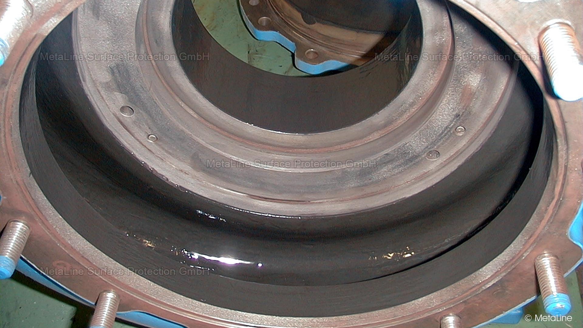 Mastic métallique - ce terme ne correspond plus à la réalité ! Il n'y a plus de composants métalliques en raison de la menace de la corrosion bi-métallique, et un composite moderne est plus qu'un simple mastic décoratif . . .