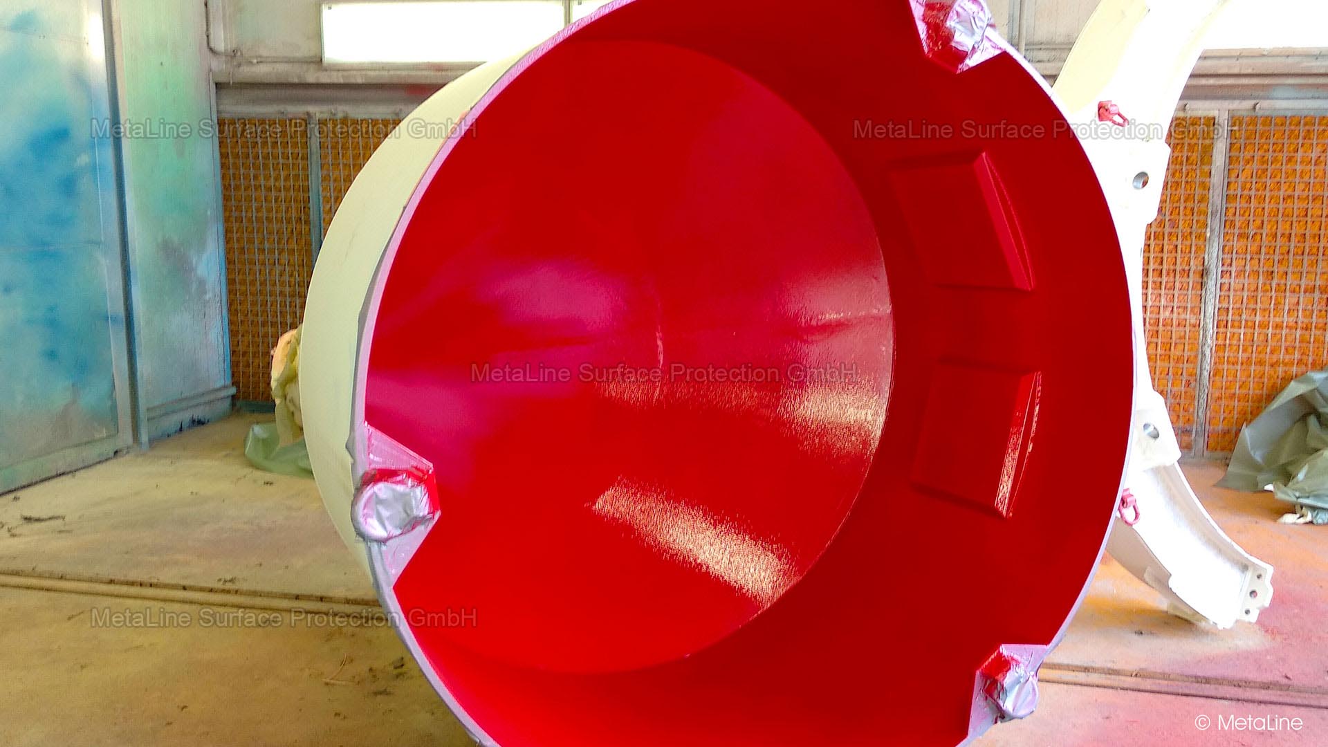 Silo coating - on the one hand, this storage container for color pigments must ensure good flow properties of the sticky powder. On the other hand, there must be no metallic abrasion, which would lead to problems during baking.