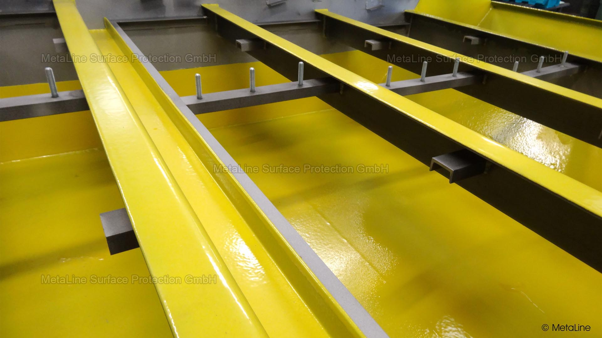 Покрытие экрана - равномерная бесшовная точность. MetaLine предлагает концепции нанесения покрытий, начиная от первичного заводского покрытия и заканчивая технологией локального ремонта на месте. Результат не только технически впечатляет, но и визуально удовлетворяет каждого клиента