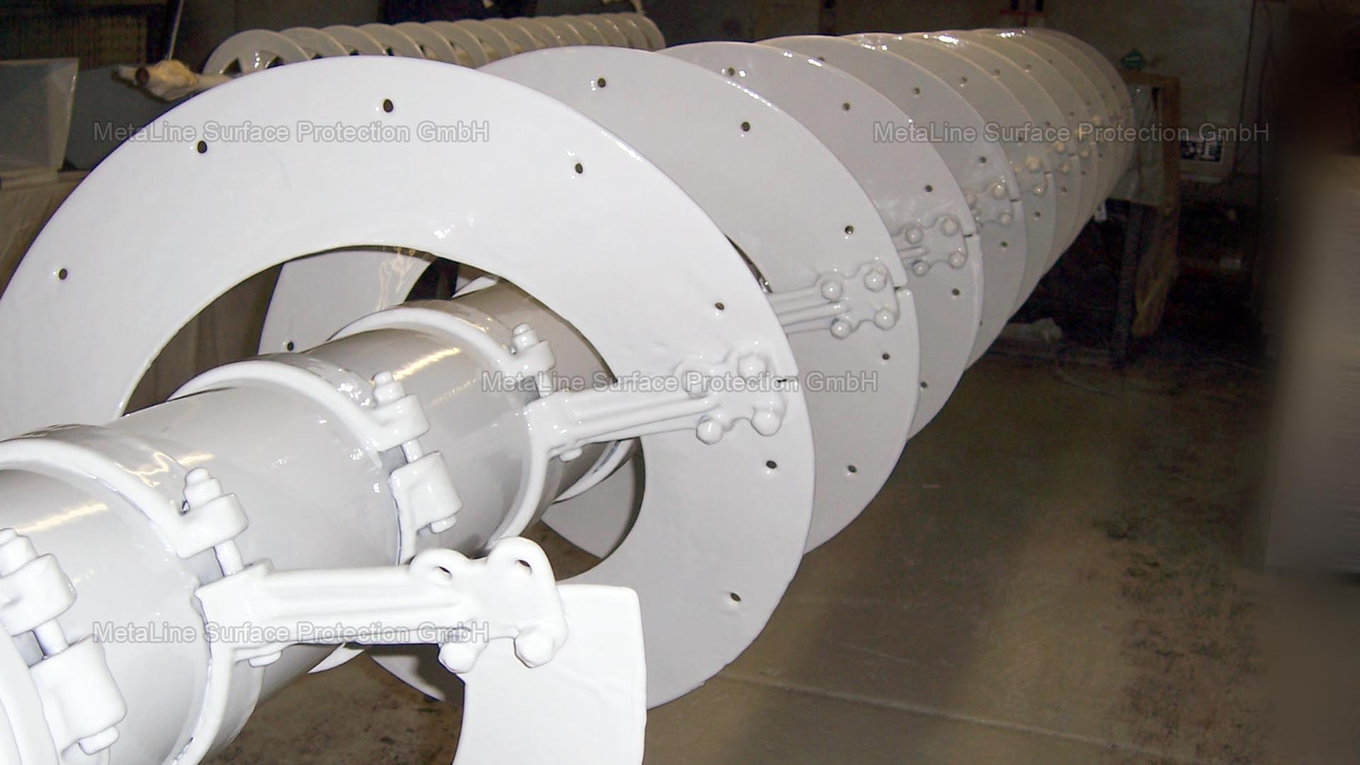 Revêtement de vis de transport - MetaLine Série 700 Les revêtements sont viscoélastiques, caoutchouteux et en plus anti-adhésifs. Ils absorbent l'énergie destructrice - et ne la réfléchissent pas. Nous pouvons volontiers discuter des avantages et inconvénients techniques lors d'un entretien téléphonique. Celui qui pose des questions en sait plus !
