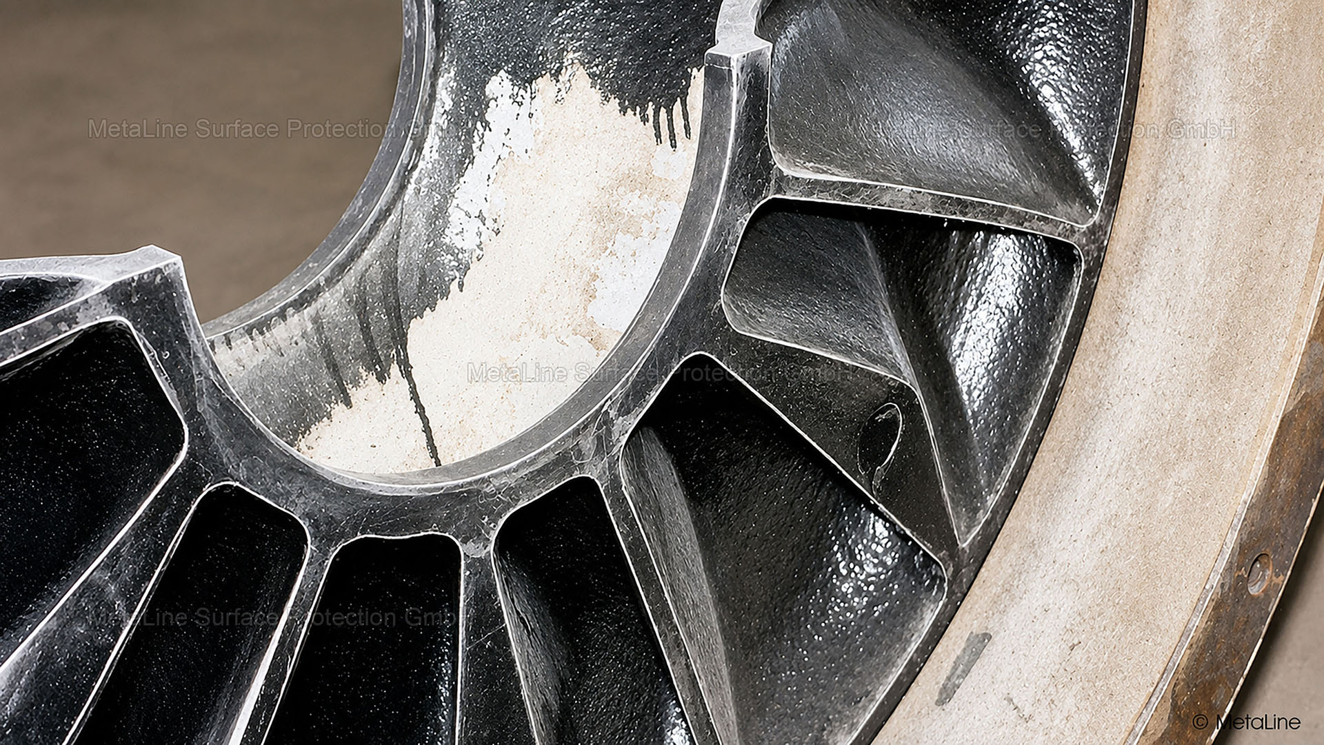Réparation du siège du palier lisse - après le démoulage, les surfaces restantes ont été protégées avec la céramique de réparation MetaLine KXL qui peut être peinte, afin de stopper la forte attaque de la corrosion. Et les coûts - moins de 5% de la valeur de la pièce neuve !