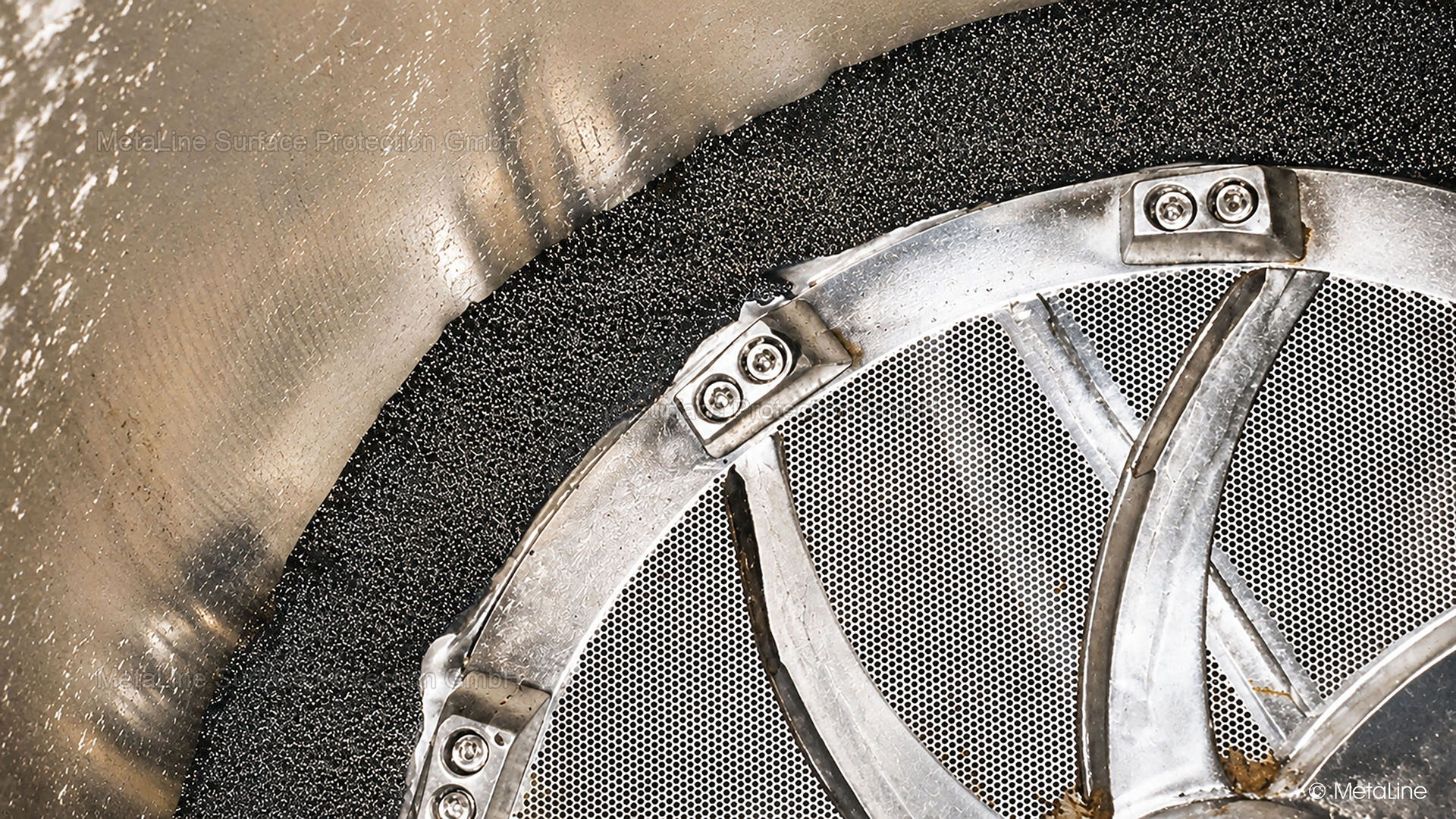 Revêtement de pulpeur - Pulpeur dans une usine de papier pendant les travaux de revêtement avec la céramique de réparation MetaLine CXL. Nos produits peuvent faire plus que ceux de nos concurrents ! Mais ils demandent aussi plus d'habileté manuelle et plus de précision dans la préparation du support. Rien ne vient de rien !