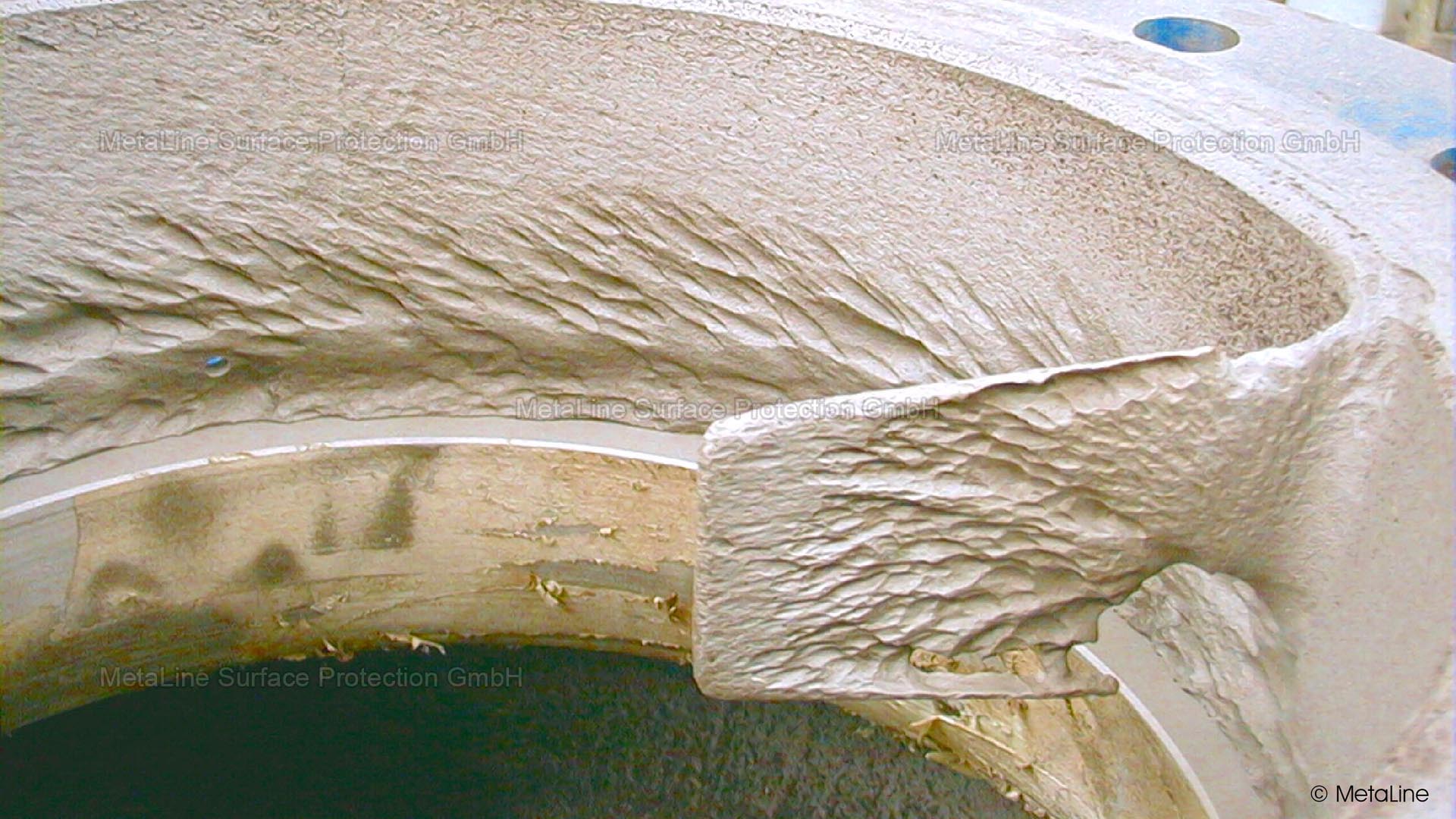 Remise en état des pompes - lors d'une réparation, la première étape consiste à rétablir le contour d'origine. Voici un exemple typique d'un diffuseur fortement usé. Ce n'est qu'au cours de la deuxième étape que l'on applique généralement un revêtement de protection supplémentaire sur l'ensemble du boîtier. La recontamination peut être effectuée par soudage classique ou avec des polymères synthétiques - c'est à VOUS seul de decider