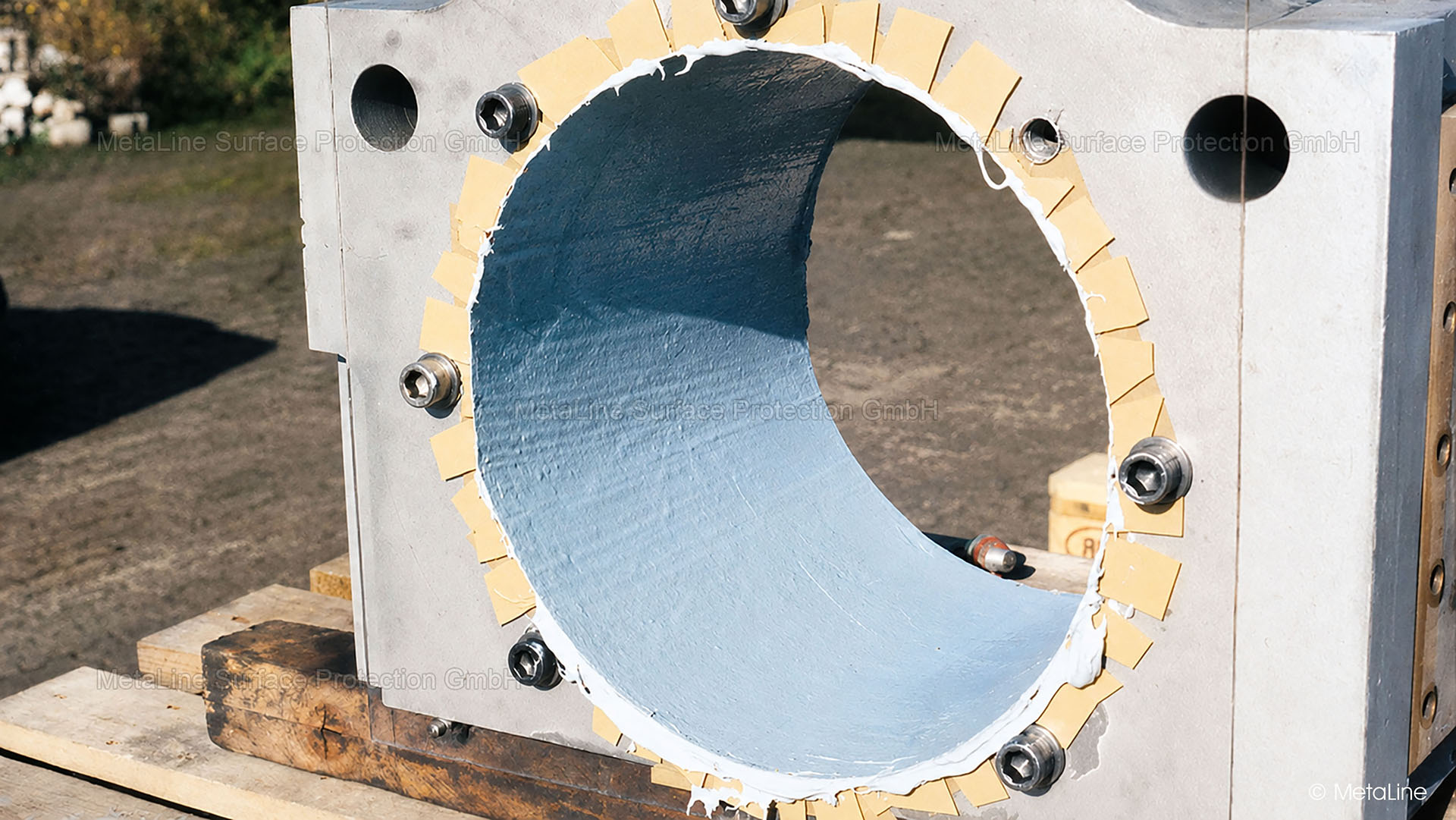 Régénération de la portée du roulement - la sous-dimension a été remplie à + 1 mm avec la céramique MetaLine SXL à l'aide d'un gabarit. L'usinage a été réalisé avec des outils diamantés. Ce procédé peut également être utilisé pour effectuer des réparations d'alignement