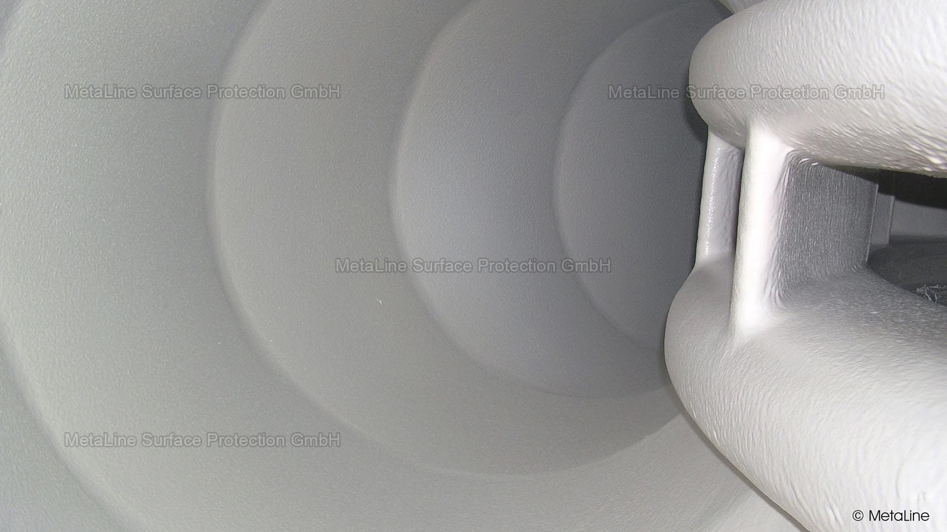Rivestimento di una turbina Francis - Spirale di ingresso di una turbina Francis nell'area del massiccio svizzero del Gottardo rivestita con MetaLine 785 da 2,5 mm - una delle geometrie più complicate per installare professionalmente un sistema di rivestimento ad alte prestazioni come MetaLine!