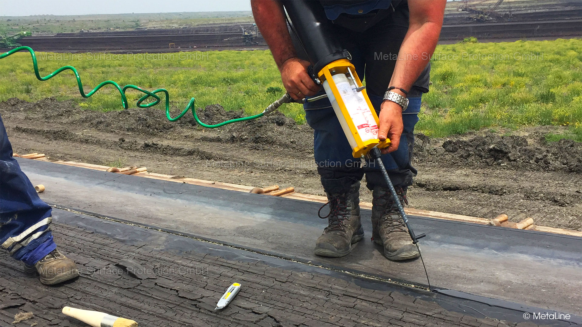 Conveyor belt repairs - the right tool in the right hands can work small technical miracles. Unfortunately, nothing that you can watch in a video and then simply carry out yourself. It takes a little more than that! What exactly? Just ask us!