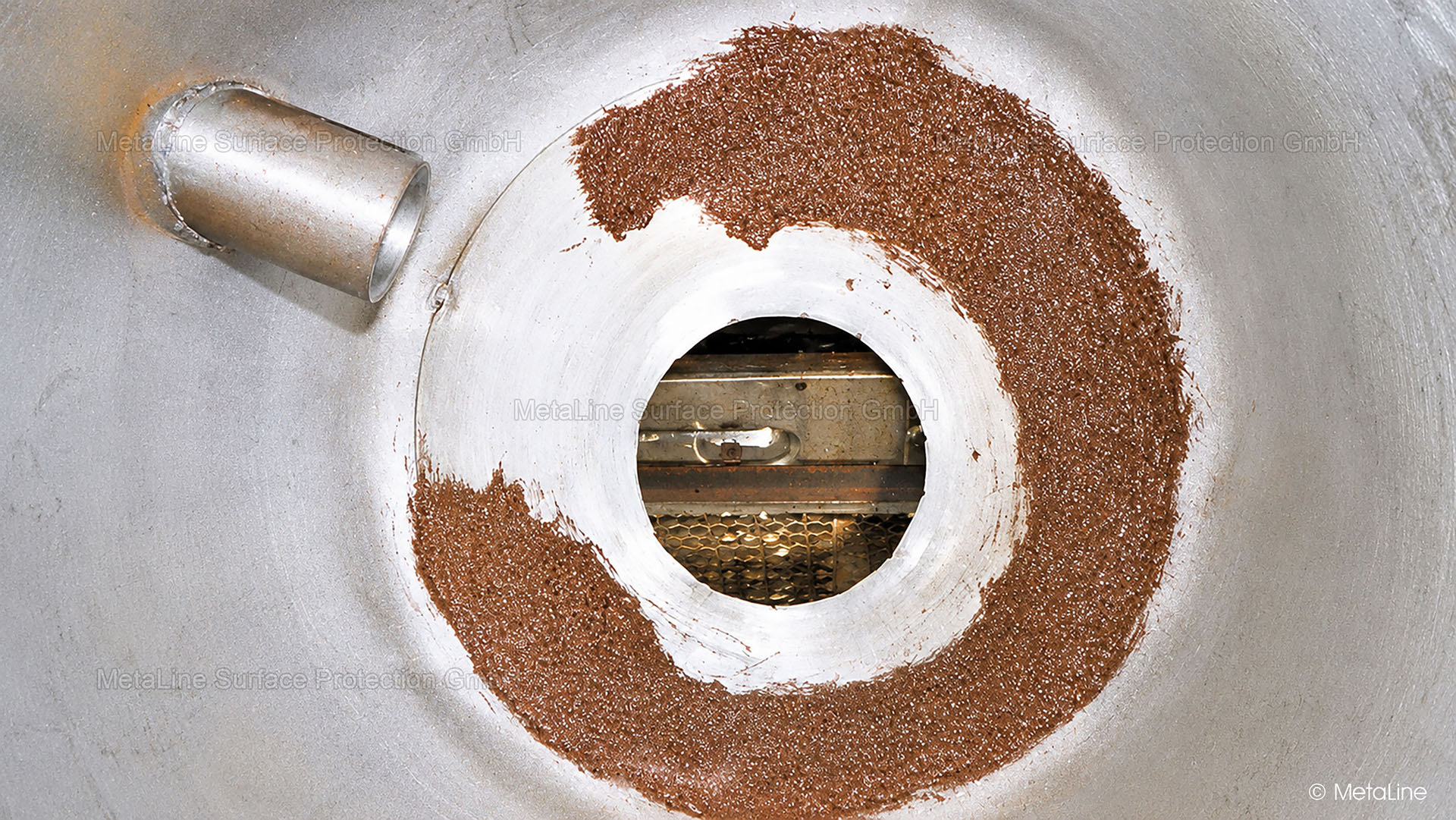 Revêtement par centrifugation - blindage en carbure synthétique avec MetaLine Céramique de réparation CXL - mastiqué en pâte avec une épaisseur de couche d'environ 8 mm. Il s'agit d'une solution de réparation et non d'une optimisation de la construction - mais il n'est pas possible de faire plus sur place à l'état monté !