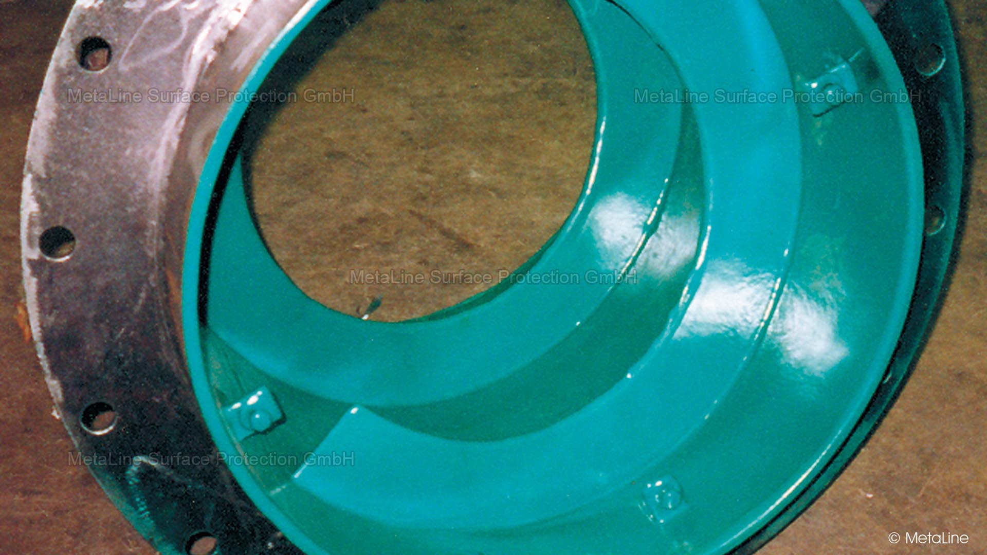 Isolation des vis d'alimentation - un revêtement de protection avec 8 mm de MetaLine 785 dans un convoyeur à vis en forme de tambour. Transporter et mélanger en une seule opération. Ce qui est enlevé de notre revêtement n'est pas métallique. Intéressant pour tous ceux qui s'occupent de minéraux ultra-purs