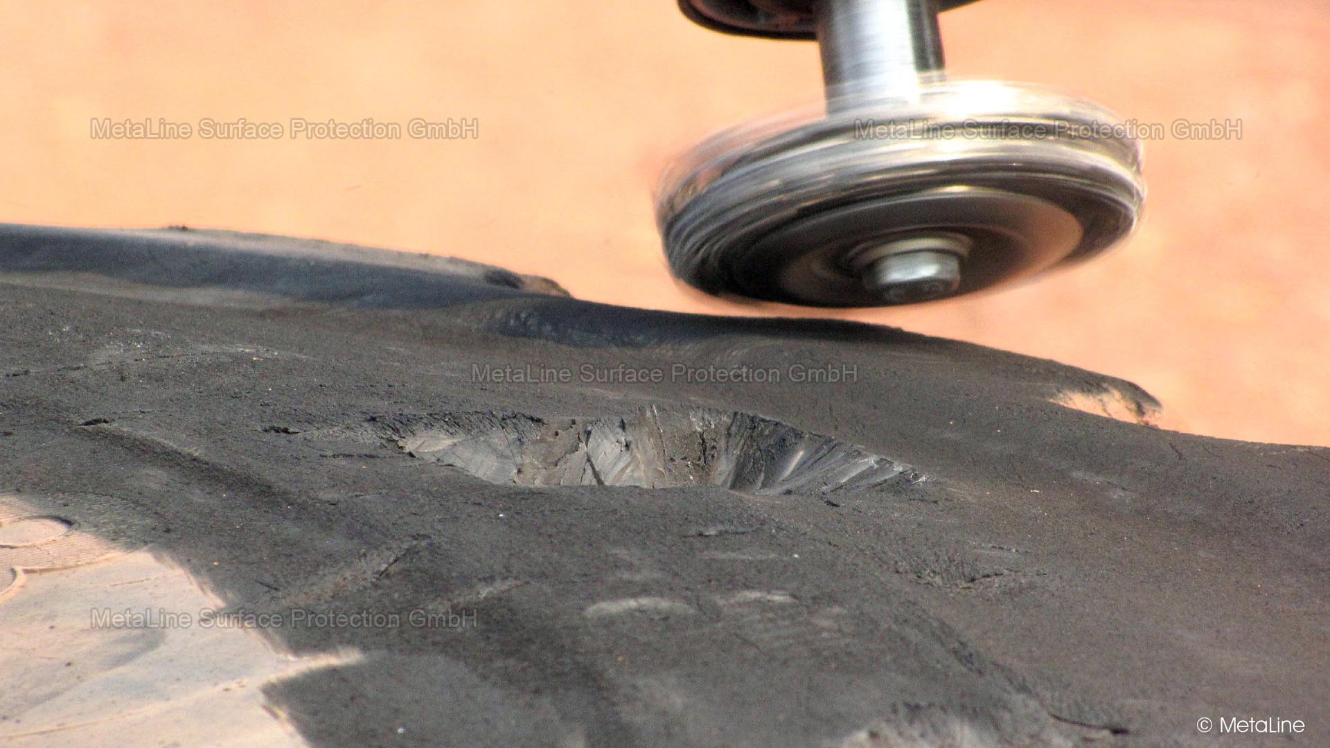 Tire damage - the repair was carried out directly on site. Roughening and cleaning the sidewall are the first steps on the tire. A precise step-by-step procedure is essential. Success is not usually based on sloppiness . . .