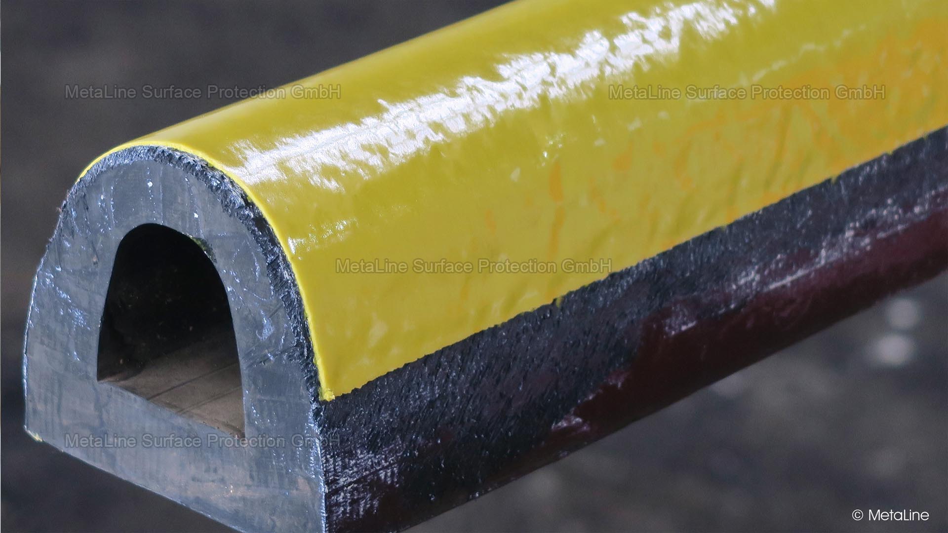Rubber coating - the roughness required for professional rubber coating is clearly visible on the right-hand edge! We supply the necessary tools for pre-treatment - so that everything works properly!