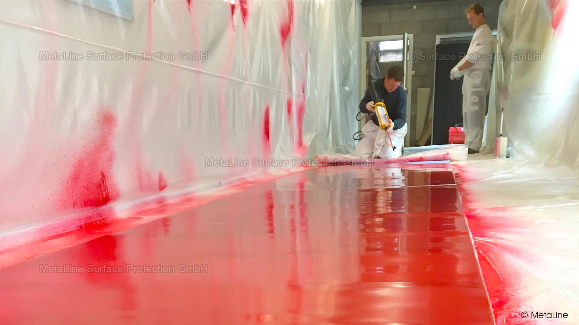 Conveyor belt coating - MetaLine 785 is sprayed flat onto a prepared belt. The belt is only installed and spliced after it has solidified. It is not possible to apply a complete coating while the belt is installed - especially not under slow rotation!
