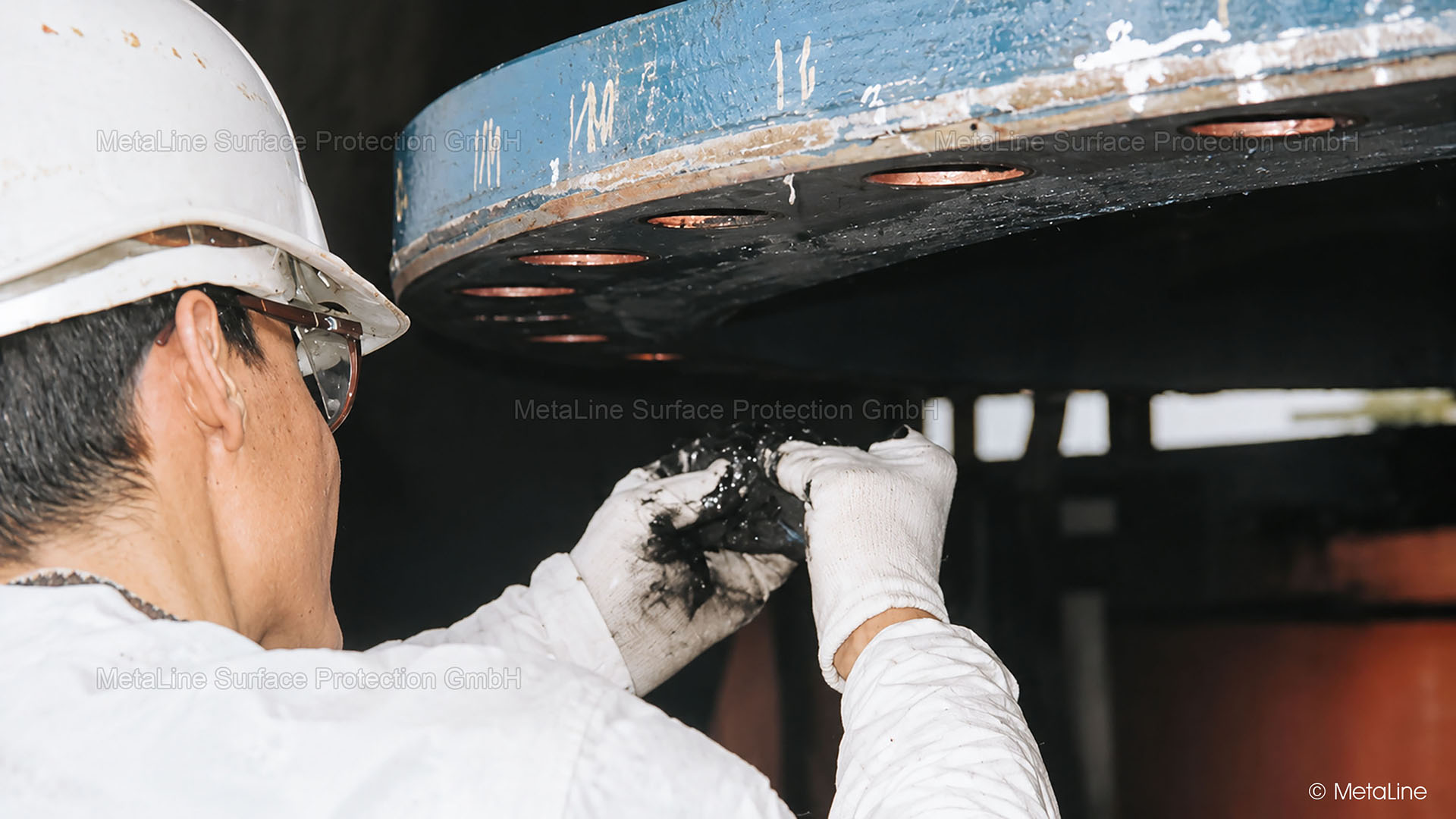 Flange grande com fugas num silo, durante a aplicação de Cerâmica de reparação MetaLine SXL