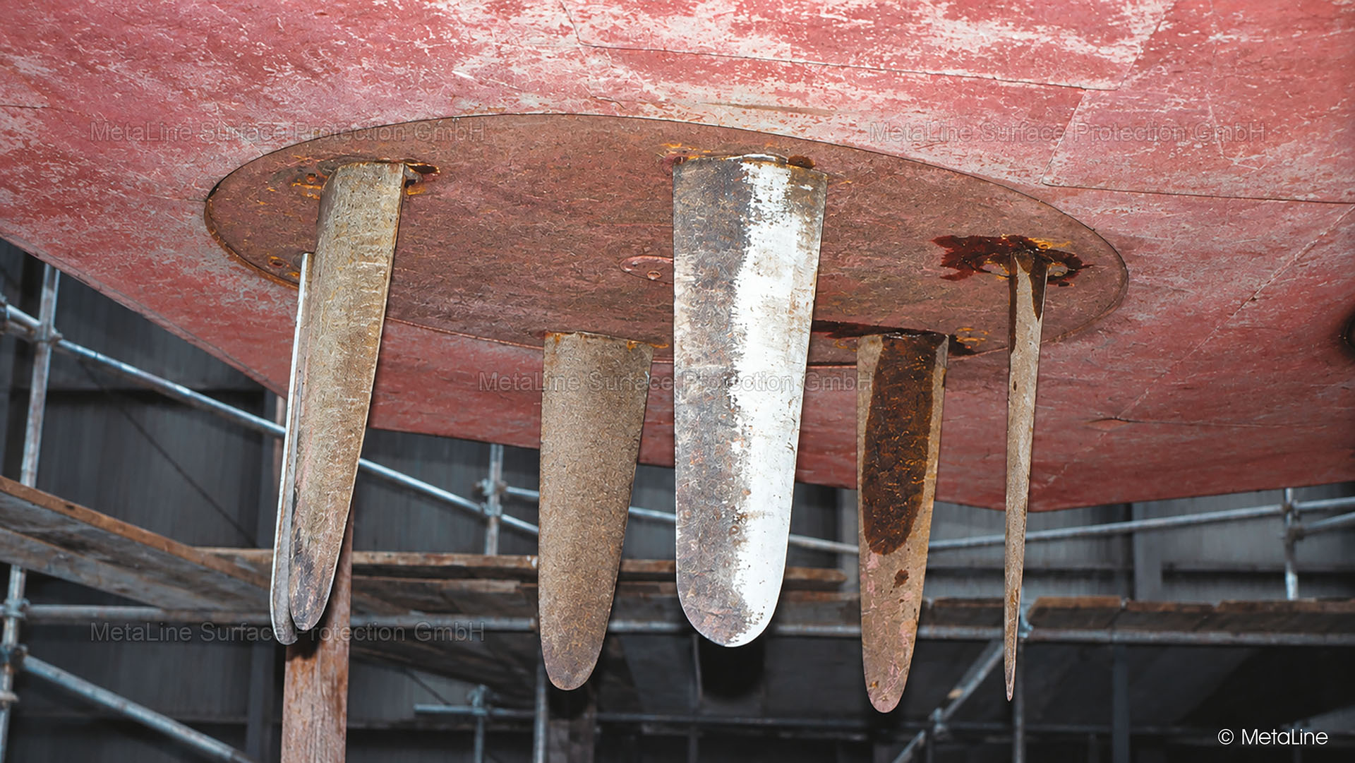 Etanchéité du palier - pour cette propulsion de bateau Voith-Schneider d'un ferry-boat, il faudrait plutôt parler d'étanchéité du siège du palier. La pollution de l'eau par l'huile qui s'échappe est très clairement documentée sur la photo