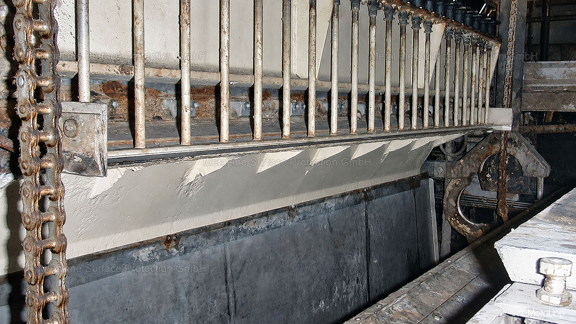 Instalación en una fábrica de papel francesa. Expuesta a humedad, químicos y abrasión mecánica. Aquí ya chorreada y preparada para la aplicación del revestimiento de protección MetaLine 100 XTM