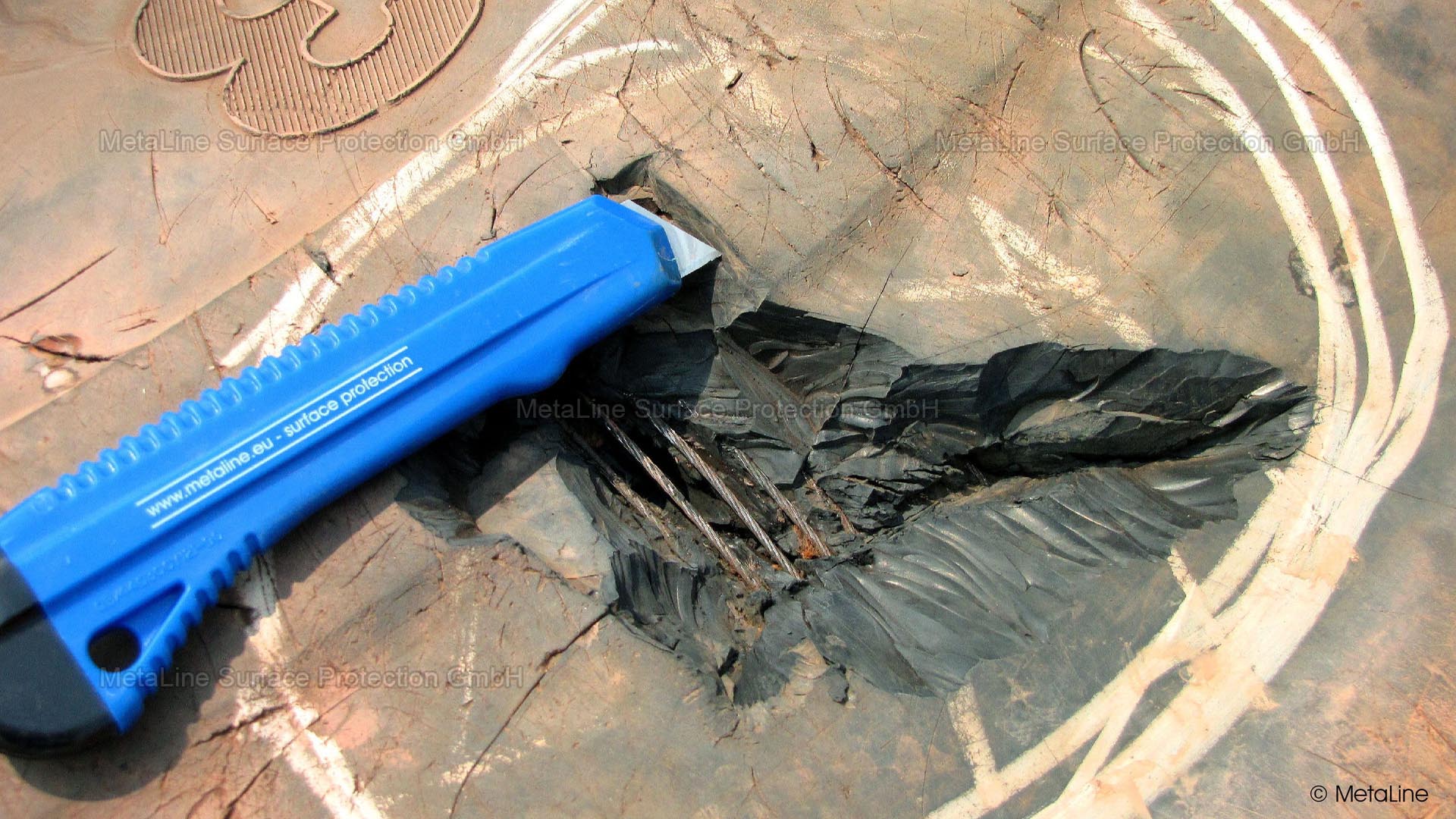 Tire overhaul - cut on the outer tire sidewall. The steel reinforcement is already visible. Our process is aimed in particular at rental companies of lifting and construction machinery, so that they do not have to charge their customers an additional new tire for every little thing