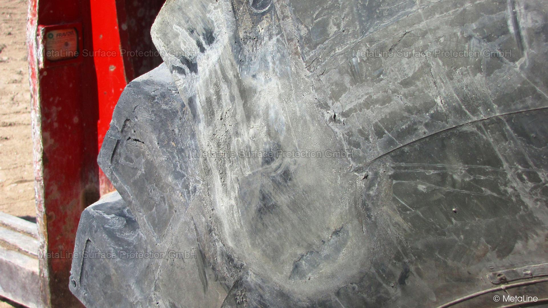 Tire repair - cut repair on the front wheel sidewall of an off-road forklift with MetaLine 680. These local repairs are not just cosmetic, but are intended to prevent the damage from progressing. So that a little does NOT become a lot!