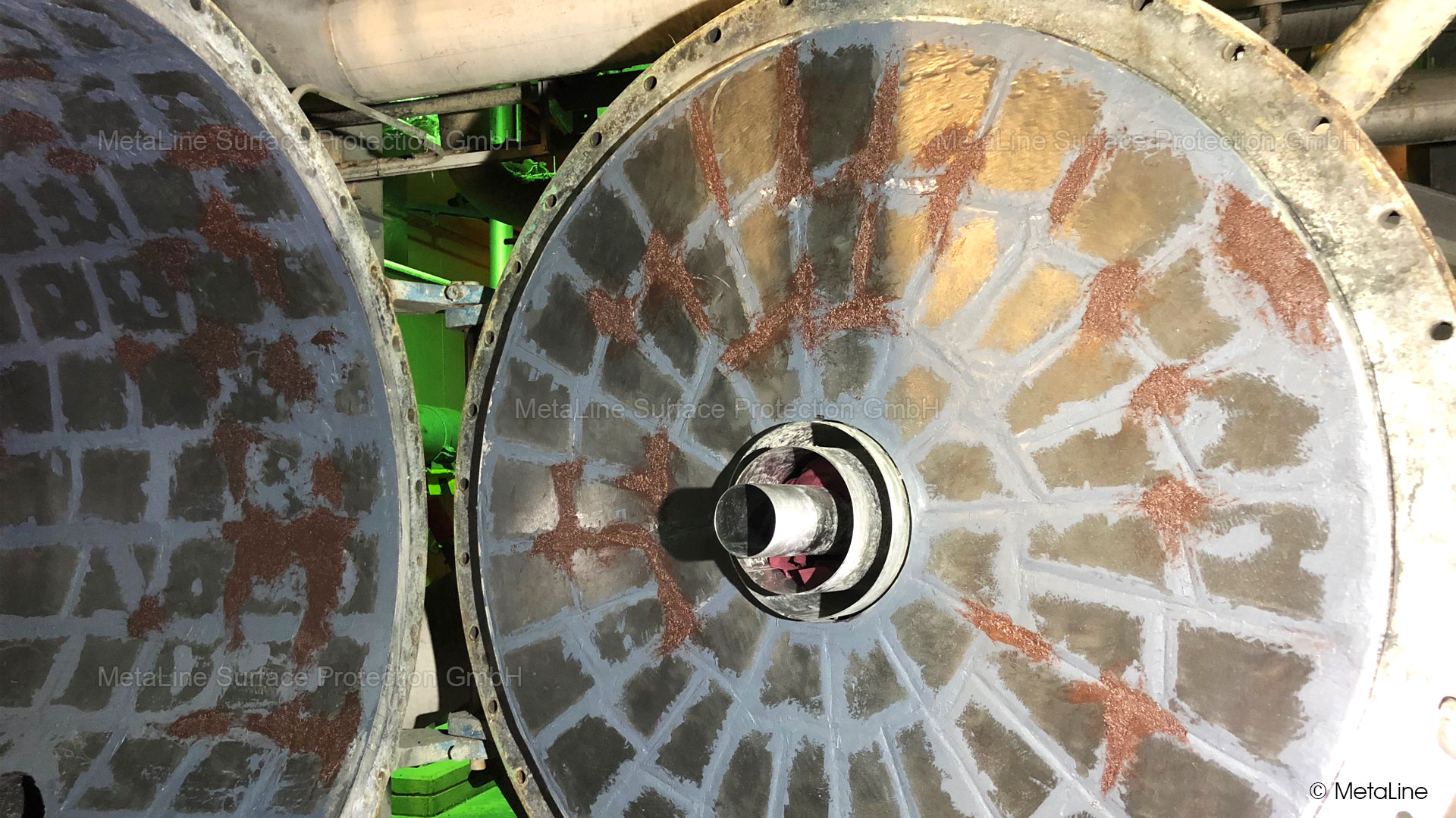 Réparation du revêtement - une combinaison de plaques en métal dur collées et le remplissage de la fente avec nos céramiques de réparation MetaLine SXL et CXL. Pourquoi avoir utilisé 2 matériaux différents ? Nous répondrons volontiers à cette question lors d'un entretien téléphonique. Nous ne souhaitons pas non plus publier gratuitement toutes les astuces sur Internet . . .