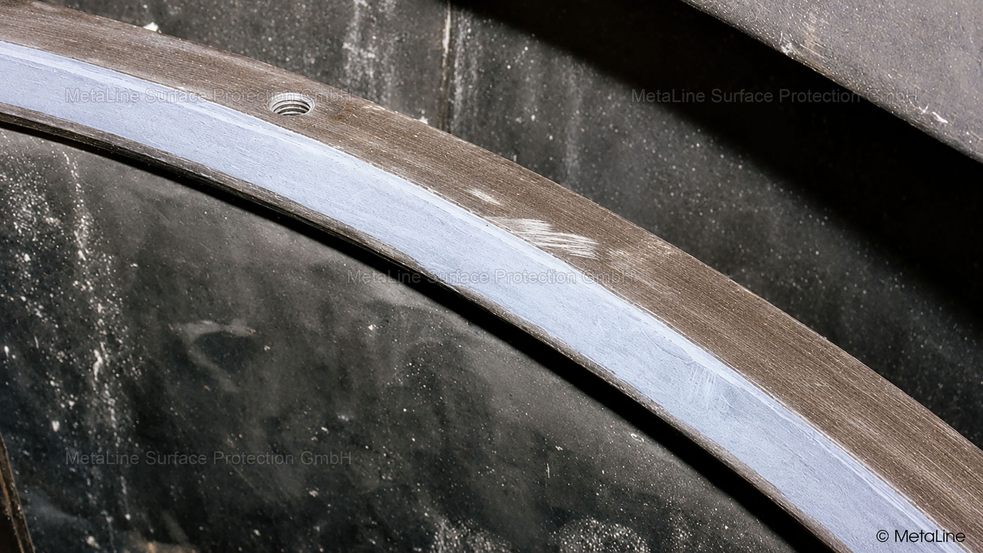 Retouche du siège de palier - bien sûr, le siège a dû être tourné sur mesure avec un centre d'usinage mobile. Mais MetaLine ne peut pas réaliser de tels travaux. Nous nous concentrons clairement sur les processus chimiques dans la construction de machines . . .
