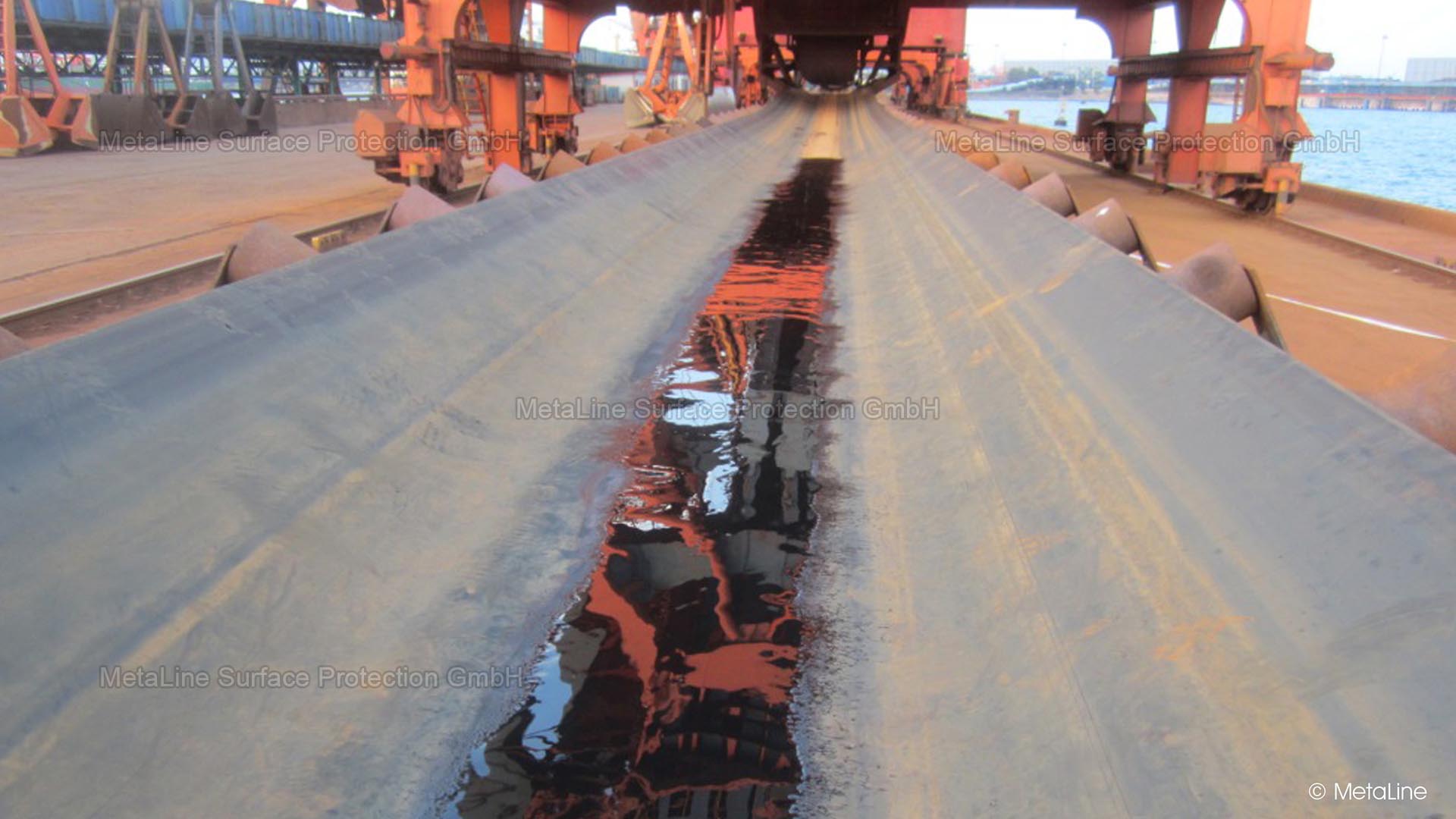 Conveyor belt repair - the advantage of a conveyor belt repair with MetaLine 760 is that it is possible to work on several points at the same time. With classic hot vulcanization, the vulcanizing press has to be moved each time and each area has to be treated separately - or you can use several presses!