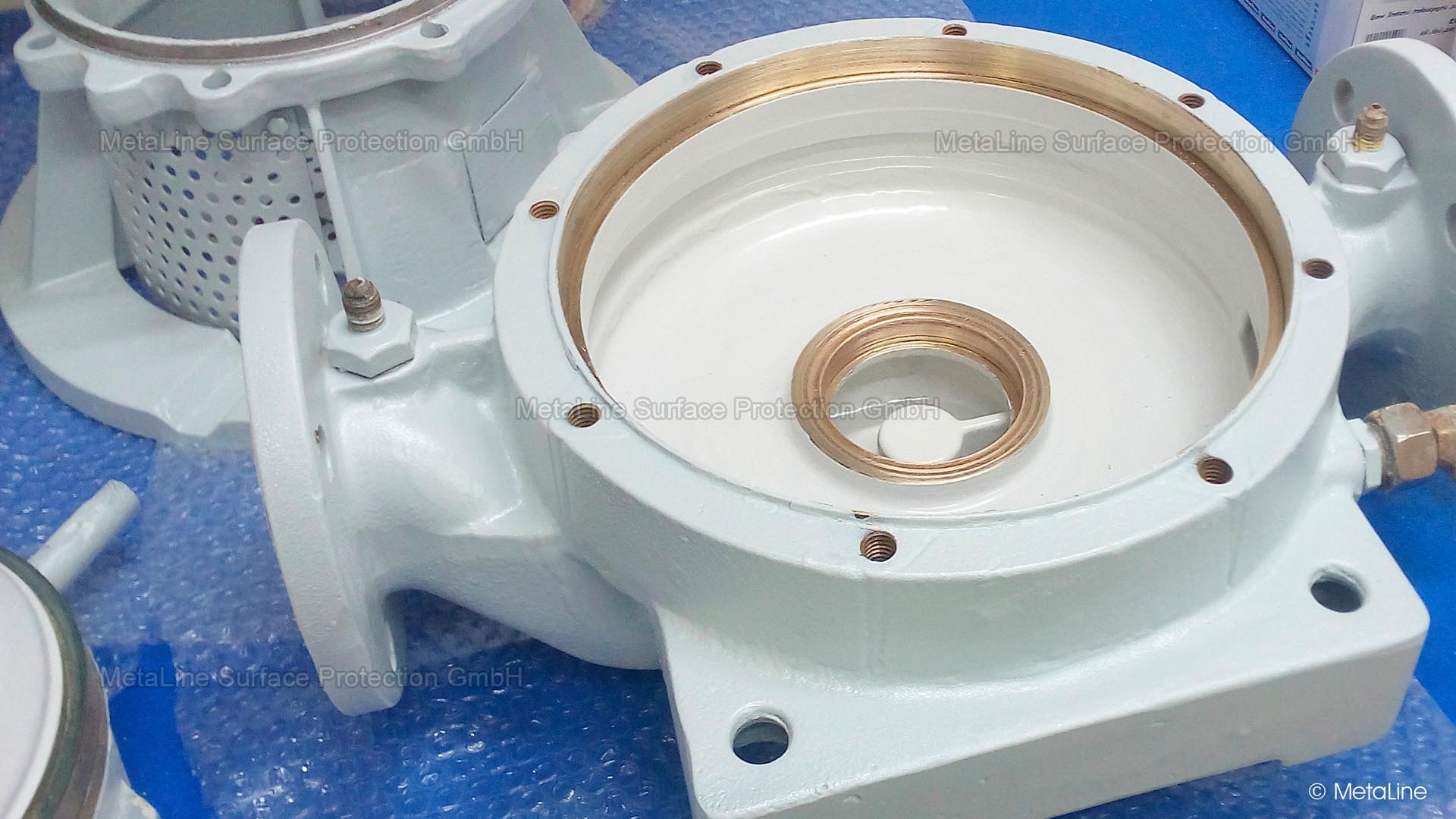 Seawater pump - a coating is purposeful because practically all metallic surfaces are synthetically encapsulated. Salt water can no longer attack as long as the protective film is intact. Professional surface preparation is always a prerequisite. Sandpaper is NOT sufficient for this!